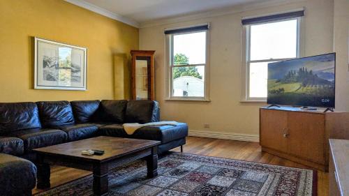 Surrey Hills Apartment | Heart of Surrey Hills - Parking On Request
