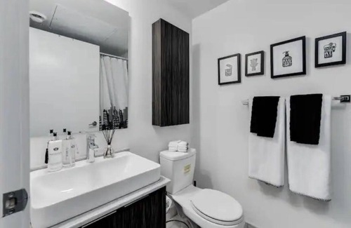 Toronto Entertainment District Apartment | Heart of Toronto Cozy Apartment. Walking distance to all major landmarks/venues!