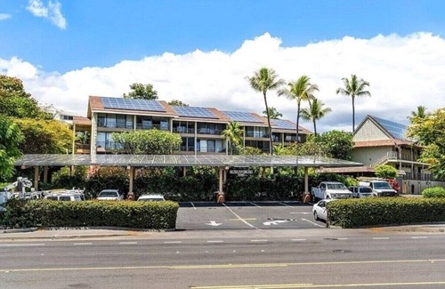 Historic Kailua Village Condo | Heart of Town 5 min Walk to Ocean Quiet Newly Remodeled with Ocean View AC