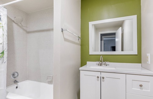 Towson Apartment | Heart of Towson *Parking*Gym*Pool*Gym*Smart TV