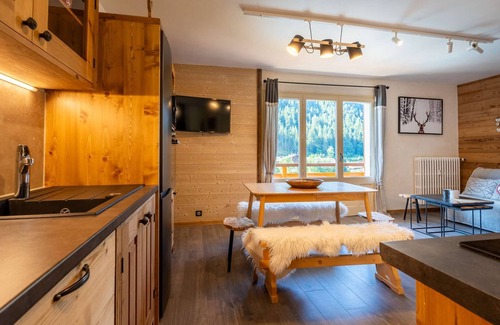 Le Grand-Bornand Apartment | Heart of Village and Slopes 5 mins away + Parking