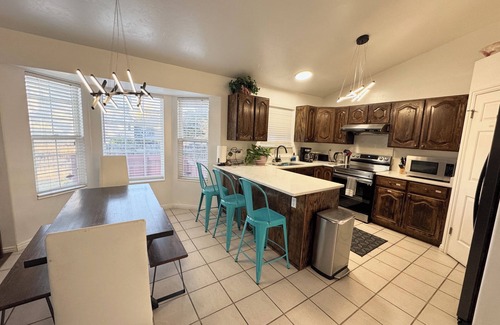 West Valley City House | Heart of WVC, Family Friendly, 2 King beds, 3 Queen Beds, 2 sofa sleepers.
