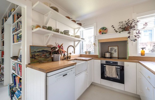 Surfdale Cottage | Heart-song cottage - perfect - close to beach, shops, cafes, public transport