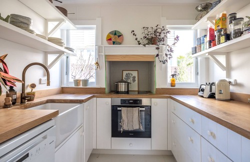 Surfdale Cottage | Heart-song cottage - perfect - close to beach, shops, cafes, public transport