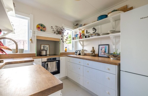 Surfdale Cottage | Heart-song cottage - perfect - close to beach, shops, cafes, public transport