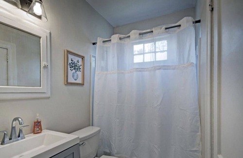 Clinton Apartment | Heart Welcoming Home ! Minutes Away From A Theater & Local Foods!!