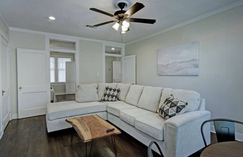 Clinton Apartment | Heart Welcoming Home ! Minutes Away From A Theater & Local Foods!!