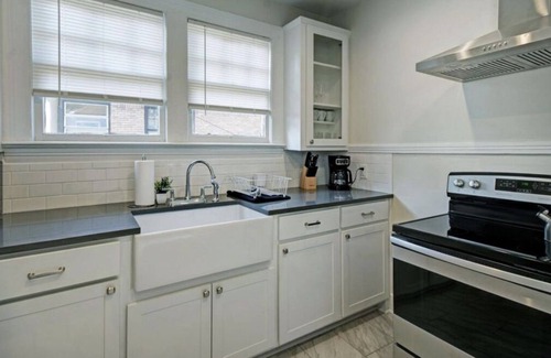 Clinton Apartment | Heart Welcoming Home ! Minutes Away From A Theater & Local Foods!!