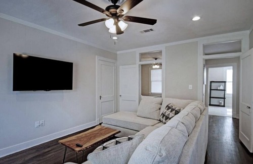 Clinton Apartment | Heart Welcoming Home ! Minutes Away From A Theater & Local Foods!!