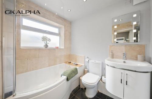 Windsor House | Heartwarming Windsor Cottage with Free Parking that is Perfect for Relaxation