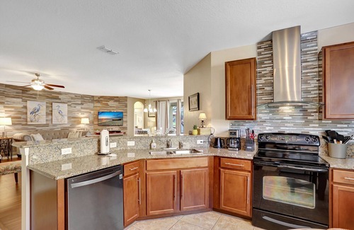 Calabria House | Heatable pool and Spa, propane grill, 3 King beds, 4 Twins, TV each bedroom