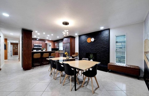 Bearss Plaza House | Heated Pool | 85"TV | Mini-Golf | Busch Gardens