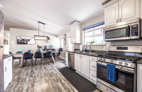Charleston House | HEATED Pool- 15 min to Ski Slopes- Sleeps up to 20- Pickle Ball Court, Hot Tub