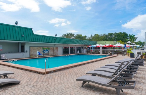 Trailer Estates Condo | Heated Pool, 70" TV, Waterfront Tiki Bar & Grill, On Marina