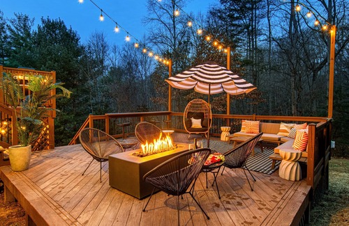 Hendersonville House | Heated Pool! 85" TV, Arcade, Firepit, Fast WiFi
