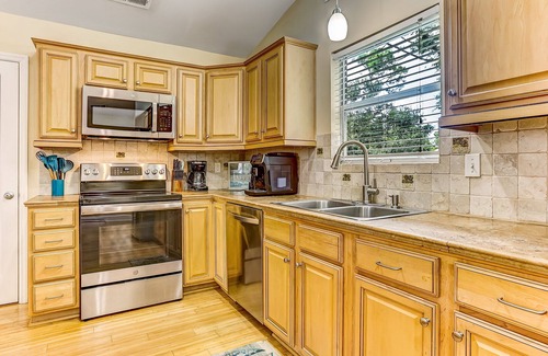 Tybee Island House | Heated Pool Access, Ping Pong & Foosball!