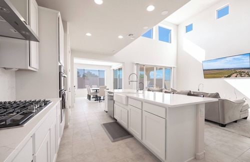 Pendergast West Estates House | Heated pool and fire pit a mile walk to Super Bowl LVII