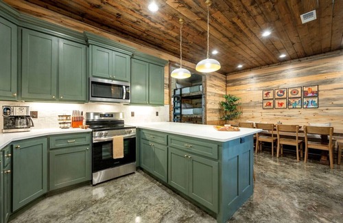 Pickens Cabin | Heated Pool, Arcade, Playground, Hot Tub, Full Size Bunks, Shuffle and MORE!