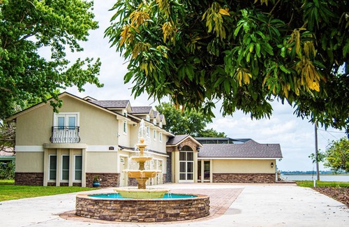 Lake Hamilton House | Heated Pool Backyard Fun | Kayaks | Boat Dock | Lake Access | Theater Room | EV Charger Theme Parks