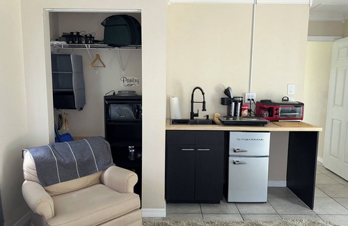 North Port House | Heated Pool - Backyard Privacy- Camping in the Suburbs- 25 min. to the beach