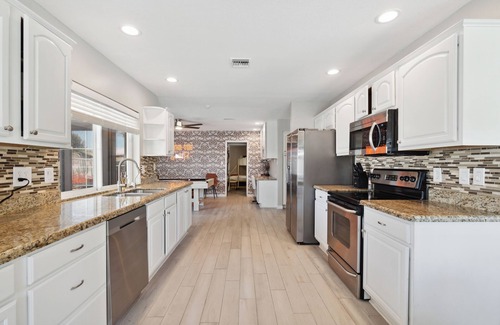 Covey House | Heated Pool, Basketball, Mini Golf! Games Paradise
