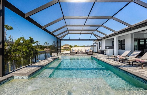 Trafalgar House | Heated Pool, Canal Views, Sleeps 8 - Villa Sip N' Sea