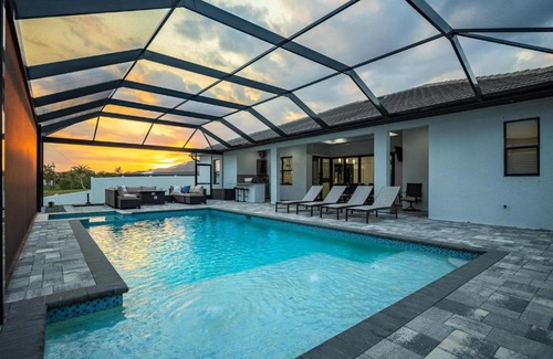 Trafalgar House | Heated Pool, Canal Views, Sleeps 8 - Villa Sip N' Sea