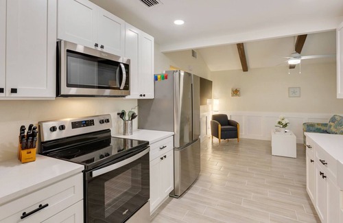 Walsingham House | Heated Pool Casa with Hot Tub Sleeps 12 10 min To Beach