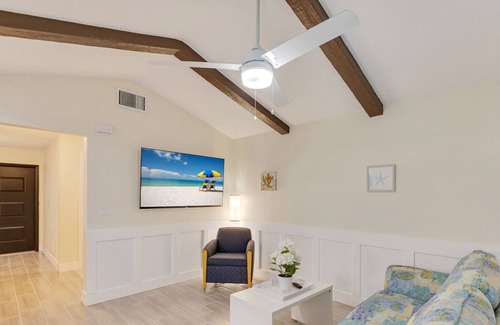 Walsingham House | Heated Pool Casa with Hot Tub Sleeps 12 10 min To Beach