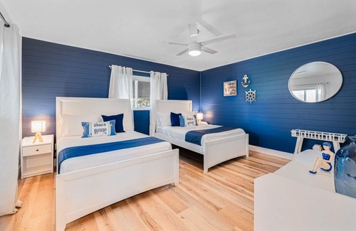 East Naples Villa | Heated Pool Cinema Game Room 10min to Beach