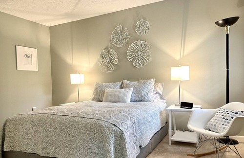 Vamo Apartment | HEATED POOL/GYM/TENNIS/PICKLEBALL/CLUB HOUSE-NEAR BEACH/MARINA/KAYAK/GOLF/SHOP!