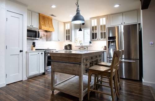 Little Forest Hills House | Heated pool, hot tub, large deck, pond, sleeps 7, Near Dallas Arboretum