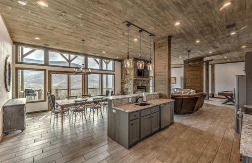 Cherry Log Cabin | Heated pool & hot tub at huge mountain retreatnn