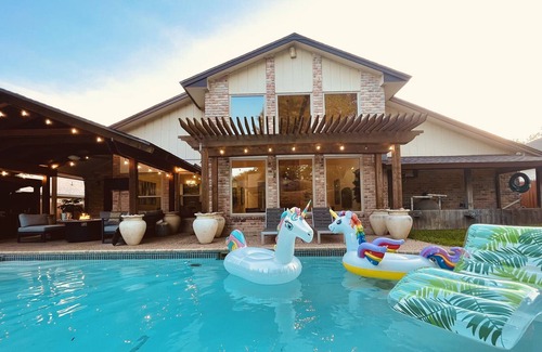 Hidden Forest House | Heated pool & hot tub close to six flags! - New Listing