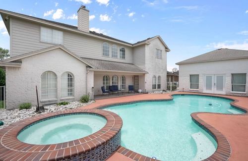 South Side House | Heated Pool + Hot Tub + 7 BR + 3 Kings + 20 min Beach + DT + BBQ + Pool Table