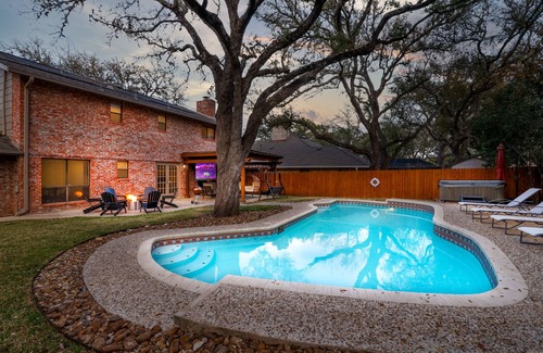Wetmore House | Heated Pool~HotTub~Huge Game Room~Fire Pit~Big Backyard~Alamo City Retreat