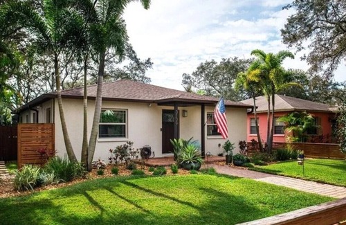 Tampa House | Heated Pool Island Oasis! 2 bedroom/2 bath in the heart of South Tampa.
