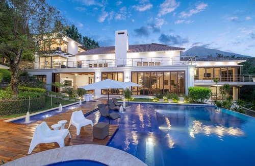 Antigua Guatemala House | Heated pool, Jacuzzi, up to 18 guests. 10 bedrooms and 12.5 baths, Netflix AC