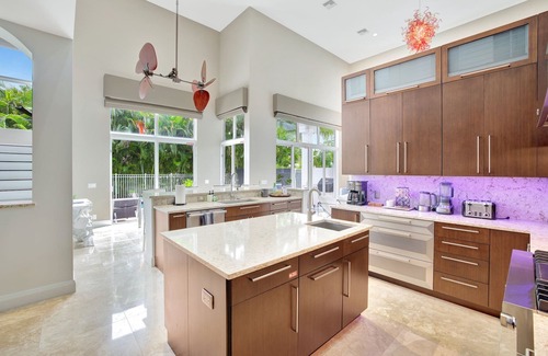 Lauderdale Beach Villa | Heated Pool ~ King Beds ~ Putting Green ~ Grill
