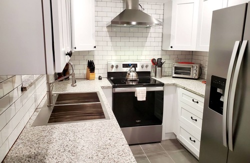 West San Antonio House | HEATED POOL! Lackland AFB, Six Flags, SeaWorld, The Riverwalk, Shopping