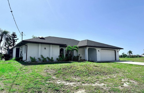 Pebble Beach House | !HEATED POOL/LANAI-BBQ-CANAL WATERFRONT-NEAR BEACH/GOLF/PARK/TENNIS/RESTAURANTS!