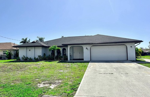 Pebble Beach House | !HEATED POOL/LANAI-BBQ-CANAL WATERFRONT-NEAR BEACH/GOLF/PARK/TENNIS/RESTAURANTS!