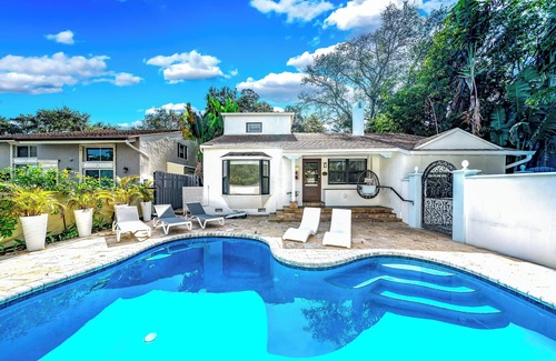 Downtown Fort Lauderdale House | Heated Pool! Massive Gem+Close To Beach & Shops!