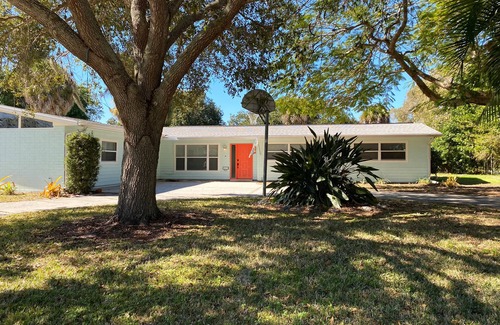 Gulf Gate Estates House | Heated pool on the water - under 10 mins to beaches!