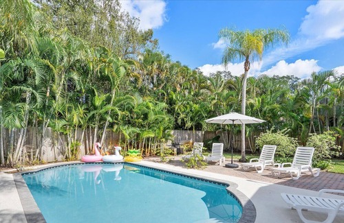 River Oaks House | Heated Pool Peaceful Garden Villa Resort Style