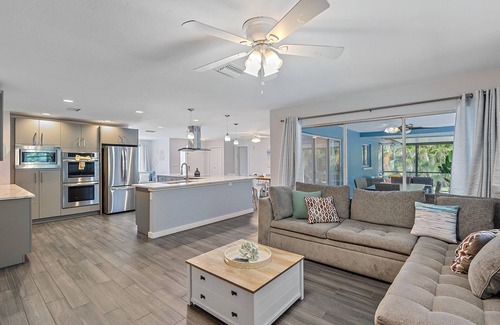 Trailer Estates House | Heated Pool, Perfect for Large Families, Groups