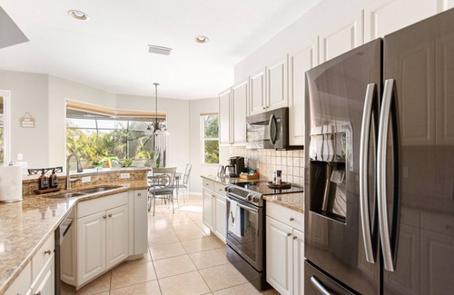 Pinehurst House | Heated Pool, Pool Table, 2 King Beds, Outdoor Oasis with TV, Fire Table/BBQ/WiFi