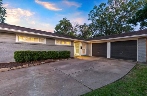 Woodlake - Briar Meadow House | Heated Pool Retreat 10min -> Galleria+Top Dining