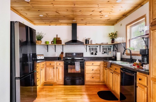 Wears Valley Cabin | Heated Pool & Spa!/Firepit/Views/Location/Yard/Style!