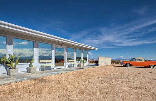 Joshua Tree House | Heated Pool-Spa-pickleball-views
